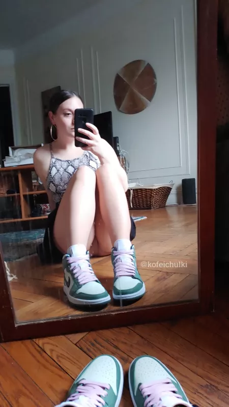 AJ1 Pantyhose Upskirt (no panties π
)