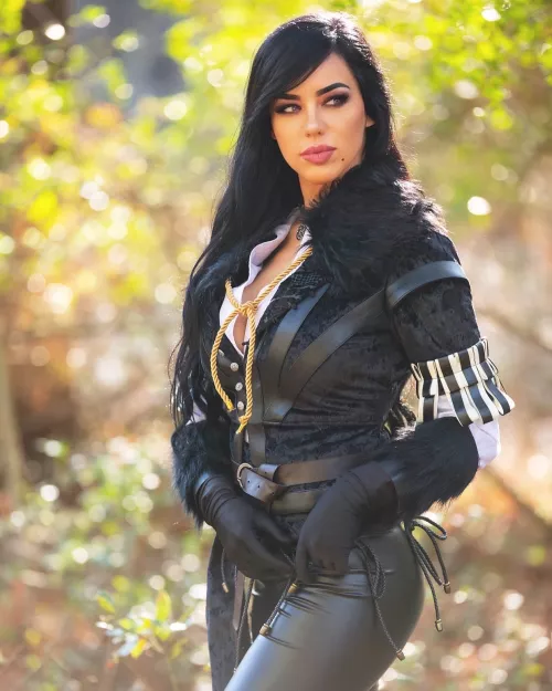 Alex Zedra in Yennifer Cosplay