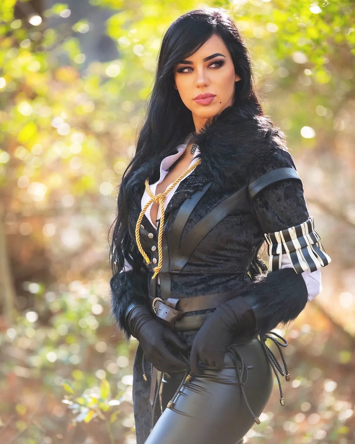 Alex Zedra in Yennifer Cosplay