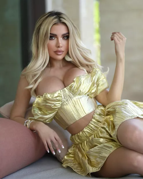 Alexa Dellanos golden girl