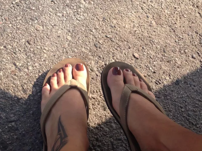 All bout the brown. 50 yo Mexican Brown pedicured toes, brown (f)lip flops, tan skin. Would u cum on them💦💦
