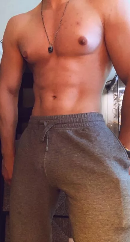 All I own are grey sweats💦💪