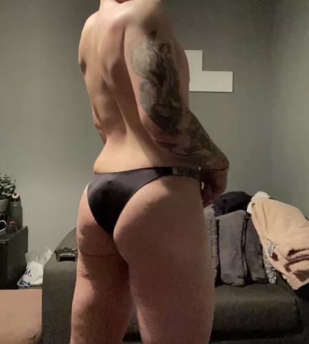 all I wanna do is paint my nails, shave my legs a look fucking hot 🖤