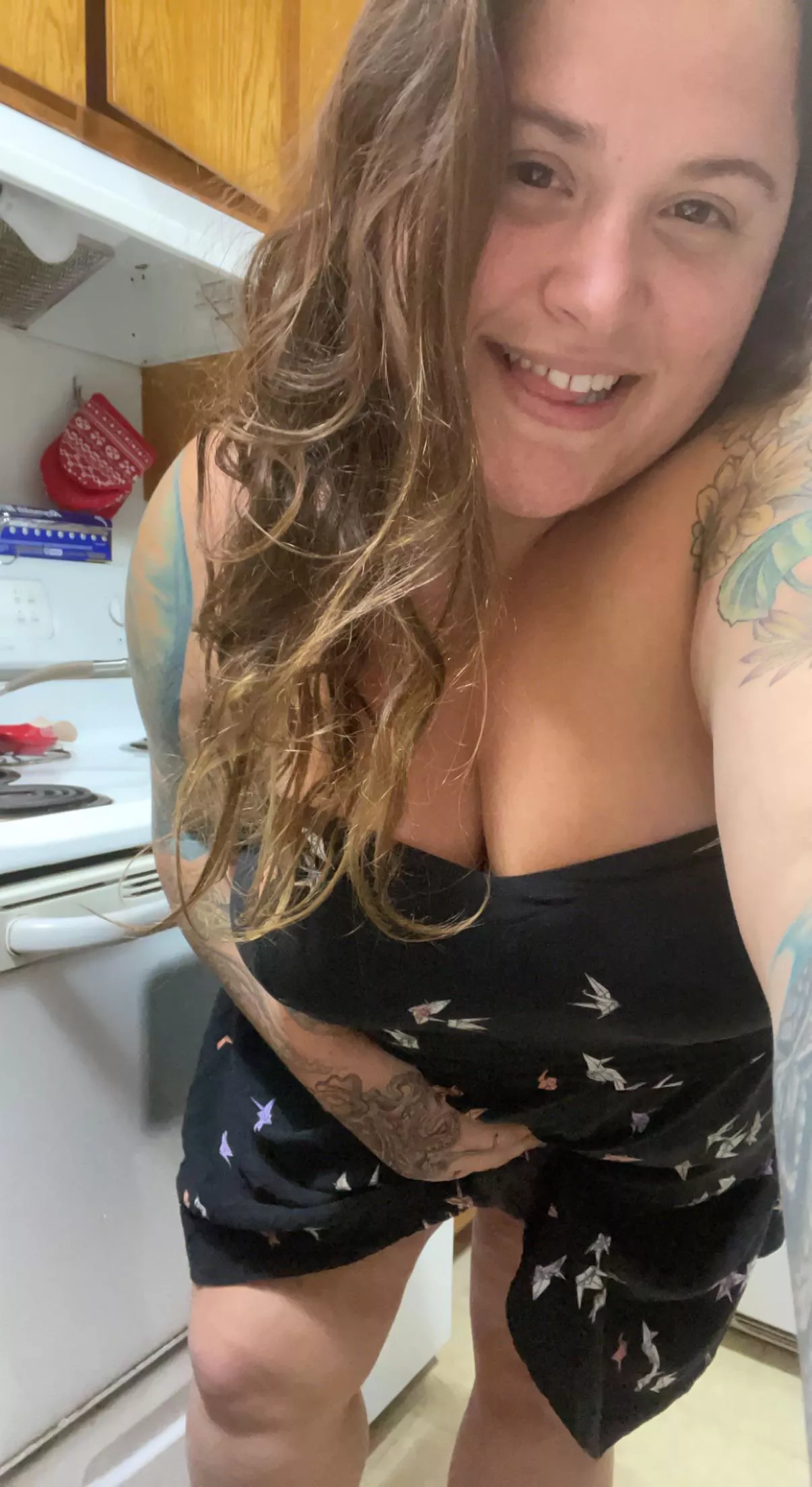 all natural stoner with big boobs and a seductive smile , treat yourself ?