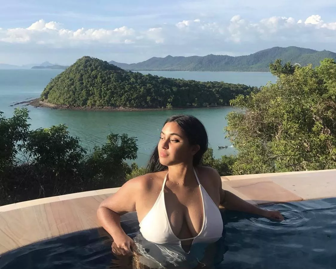 All this water and I’m still the wettest thing here 🤷🏾‍♀️💦 (F)