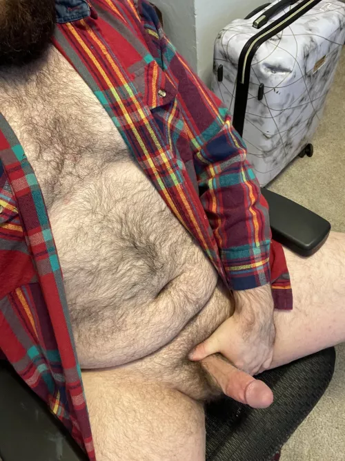 All worked up at my desk, there are too many hot people on Reddit for work to hold my focus 🥵