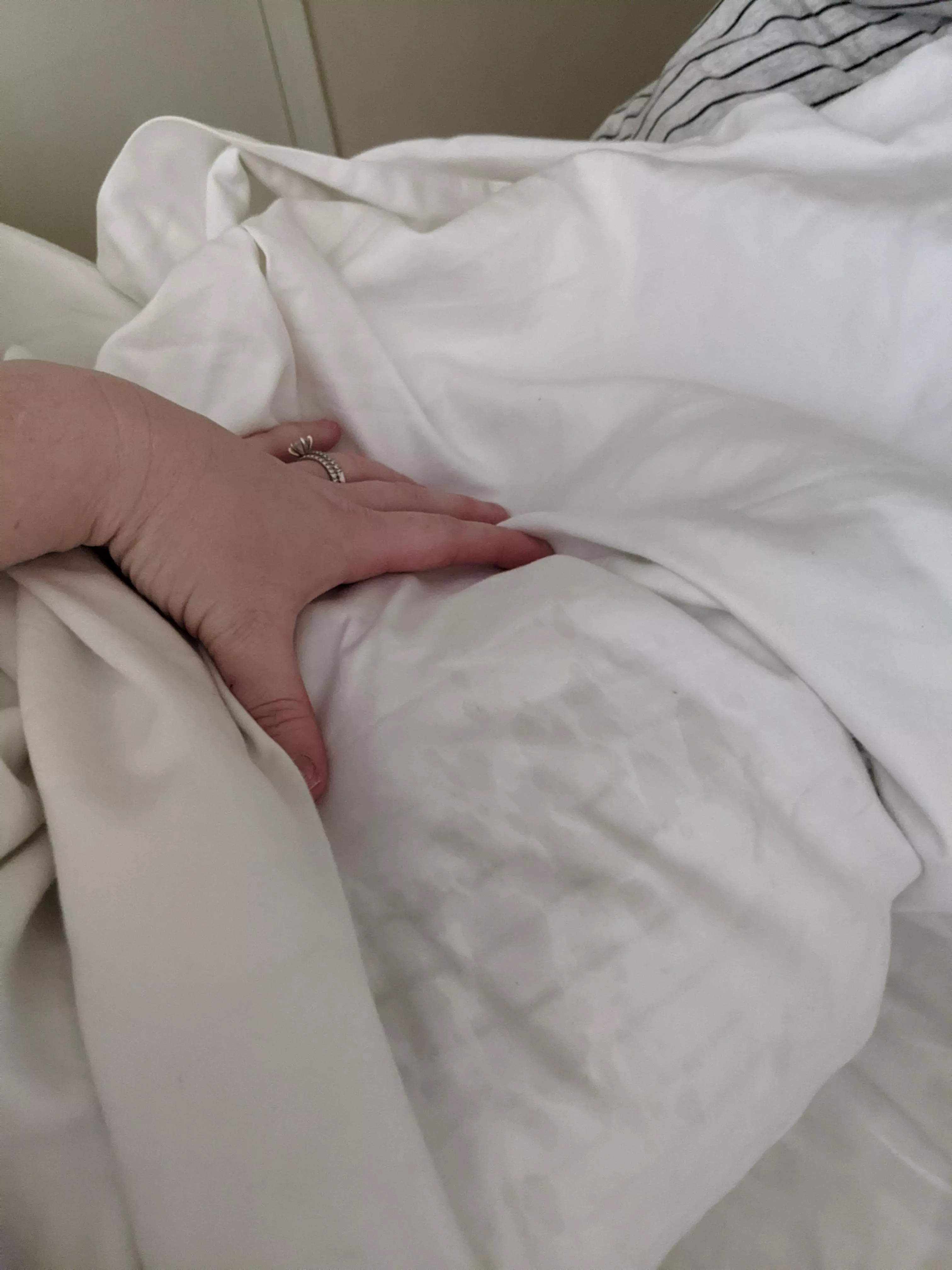 Always cracks me up when I find this at the foot of the bed 😆