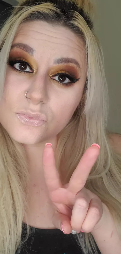 Always love a little glitter on the inner eye 😜