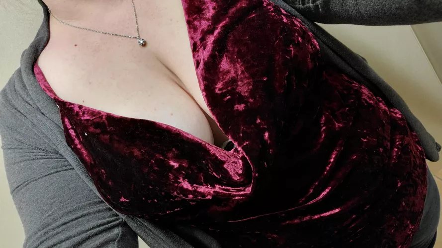 Always my favorite shirt to feel naughty in at work 🥰