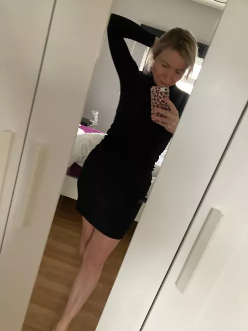 Always thinks it's classier to show just one area of skin 😊