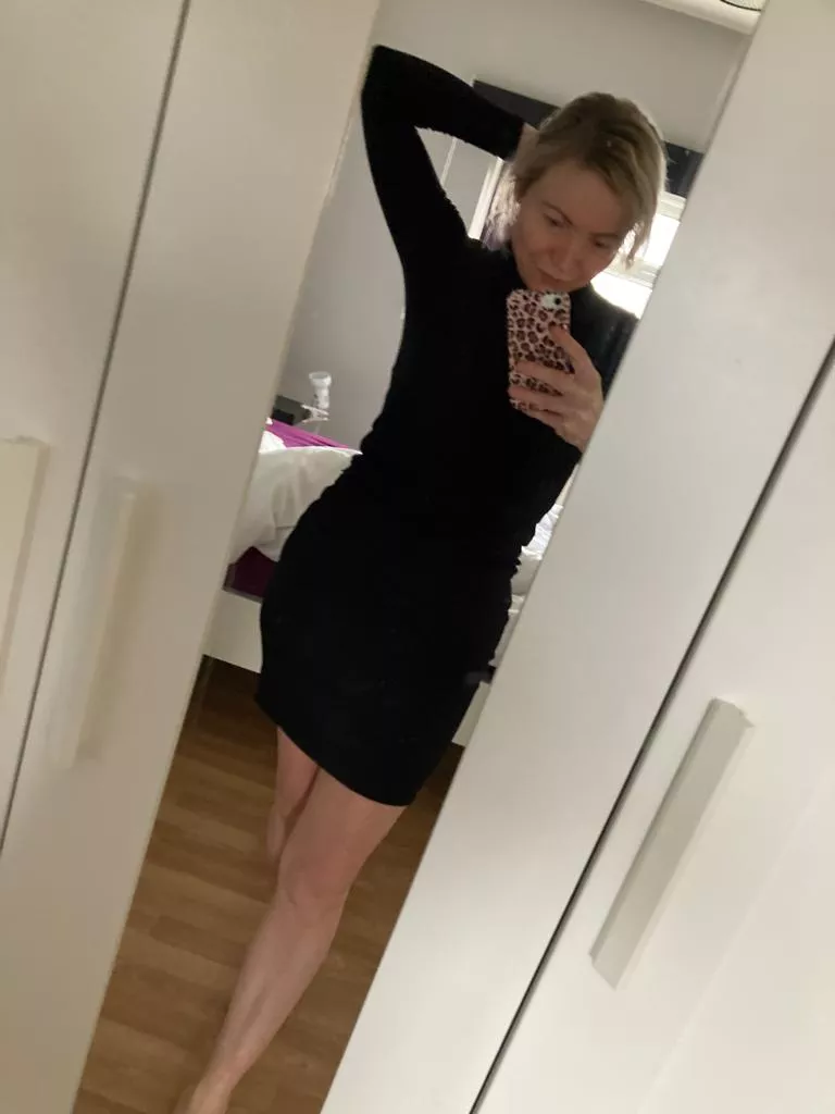 Always thinks it's classier to show just one area of skin 😊