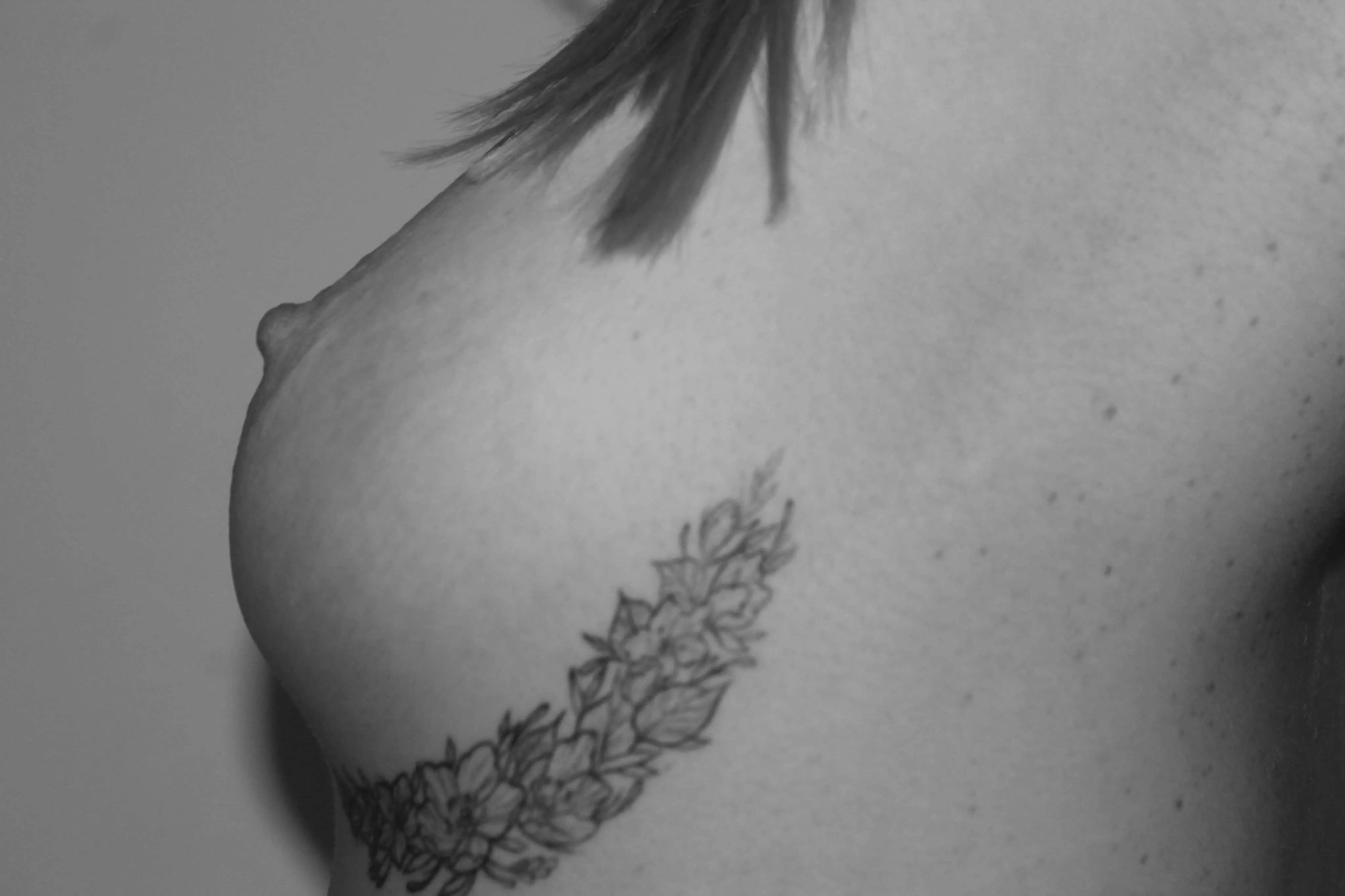 Always waking up with hard nipples 🤤