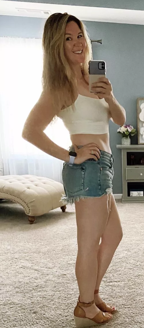 Always wondered if the lawn guys were checking me out in this outfit when I wasn’t looking 🧐