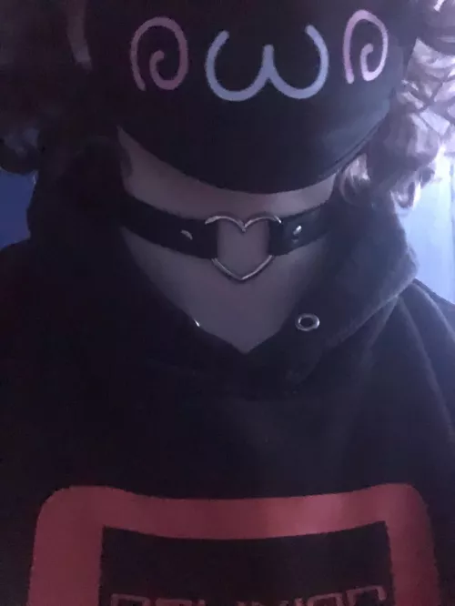 Am i a femboy now i got the choker :3