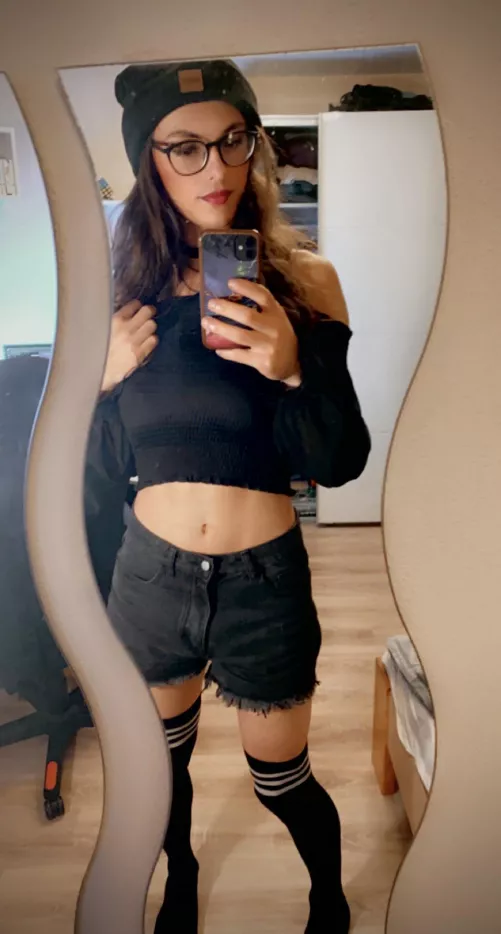 Am i girlfriend Material? 👉👈😇