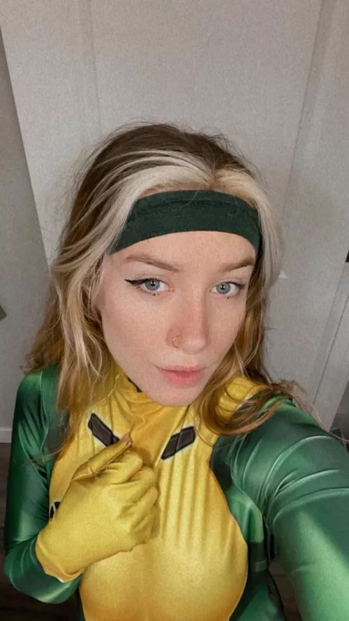 Amateur Rogue X-men cosplay!