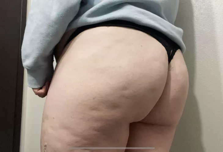 An ass that swallows up a thong 😈👅