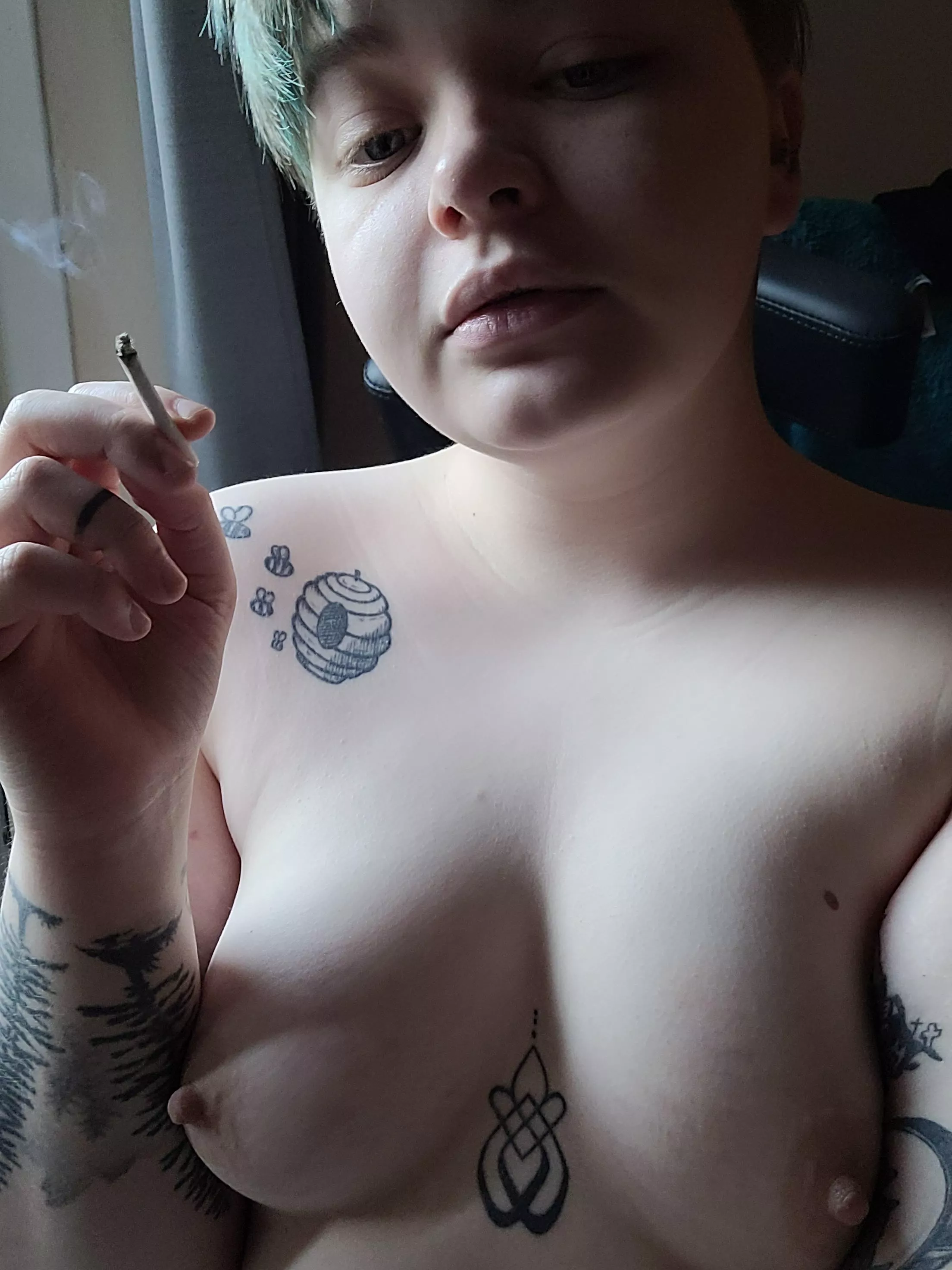 An extra cold morning in England today, time to smoke topless and feel the cold air on my skin😌