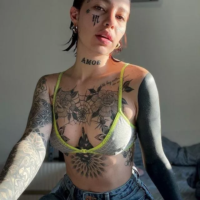 Ana♡ (@kindalatinaofficial) [instagram]