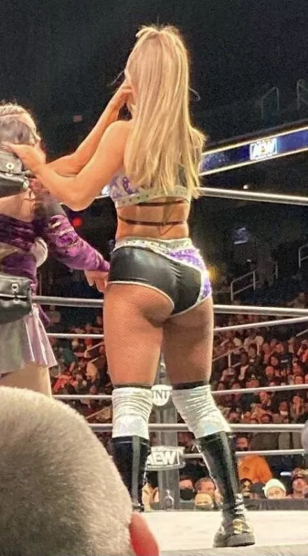 Anna Jay on the apron 🍑