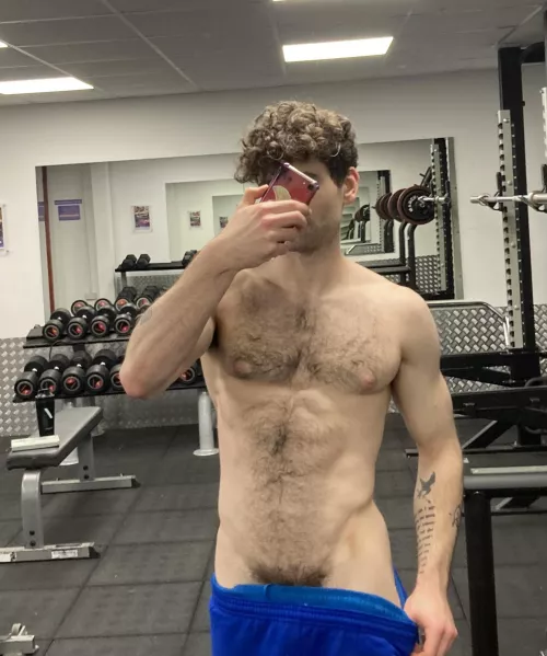 Another day, another gym, another public pube flash