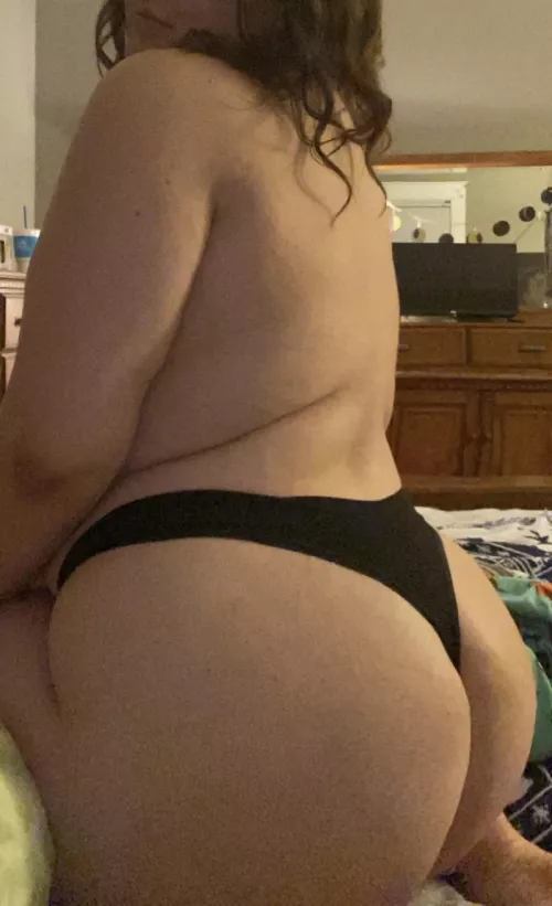 another pic here, would you let me sit this fat ass on your face?