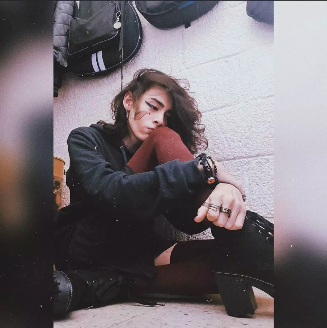 Another pic with long hair, how do I look? 🖤🥺