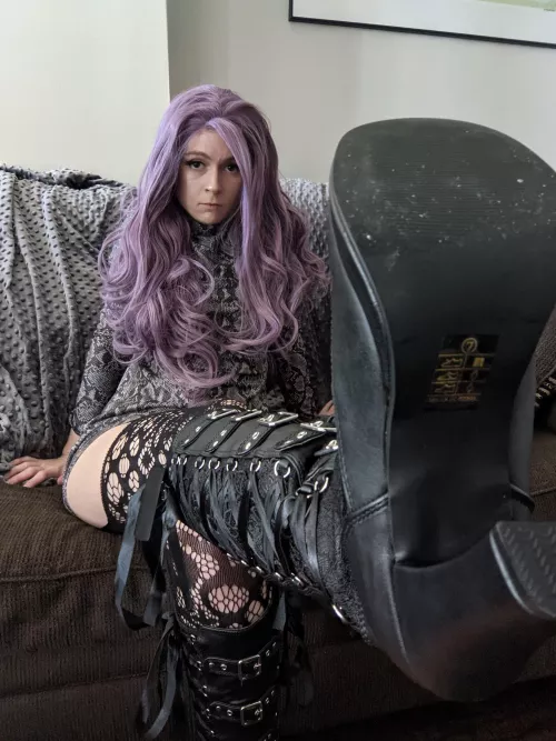 Any bootlickers or boot props around these parts 💋