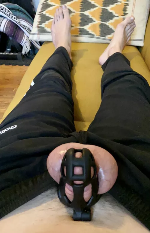 Any crossover on this sub of guys who like chastity too? π