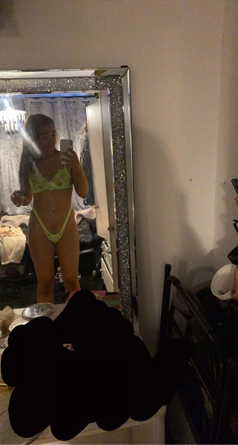 Any females want me (f)