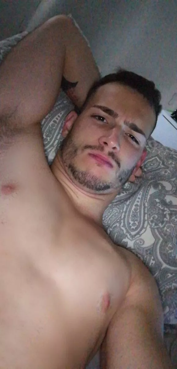 any gaymer who wants to play skyrim while I rim them?