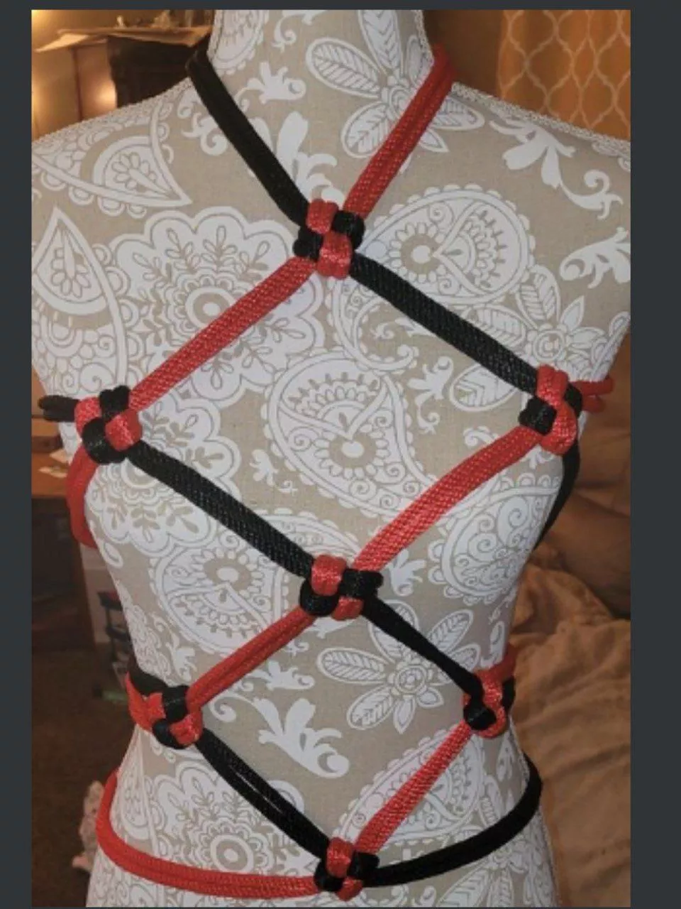Any ideas how to make these knots? Any ideas how to make these knots?