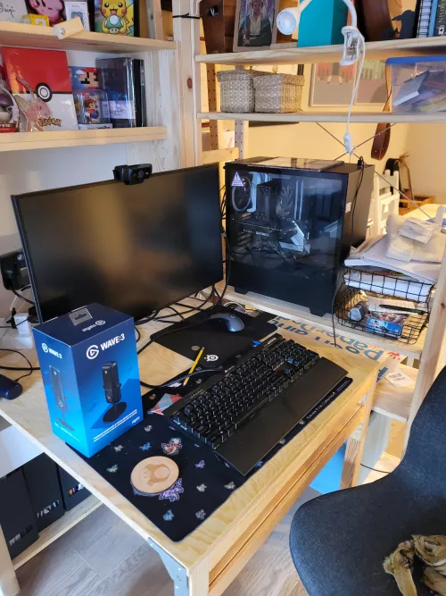 Any recommendations for lighting products and mic placement for this one-monitor setup? Small space, bigger desk currently not an option