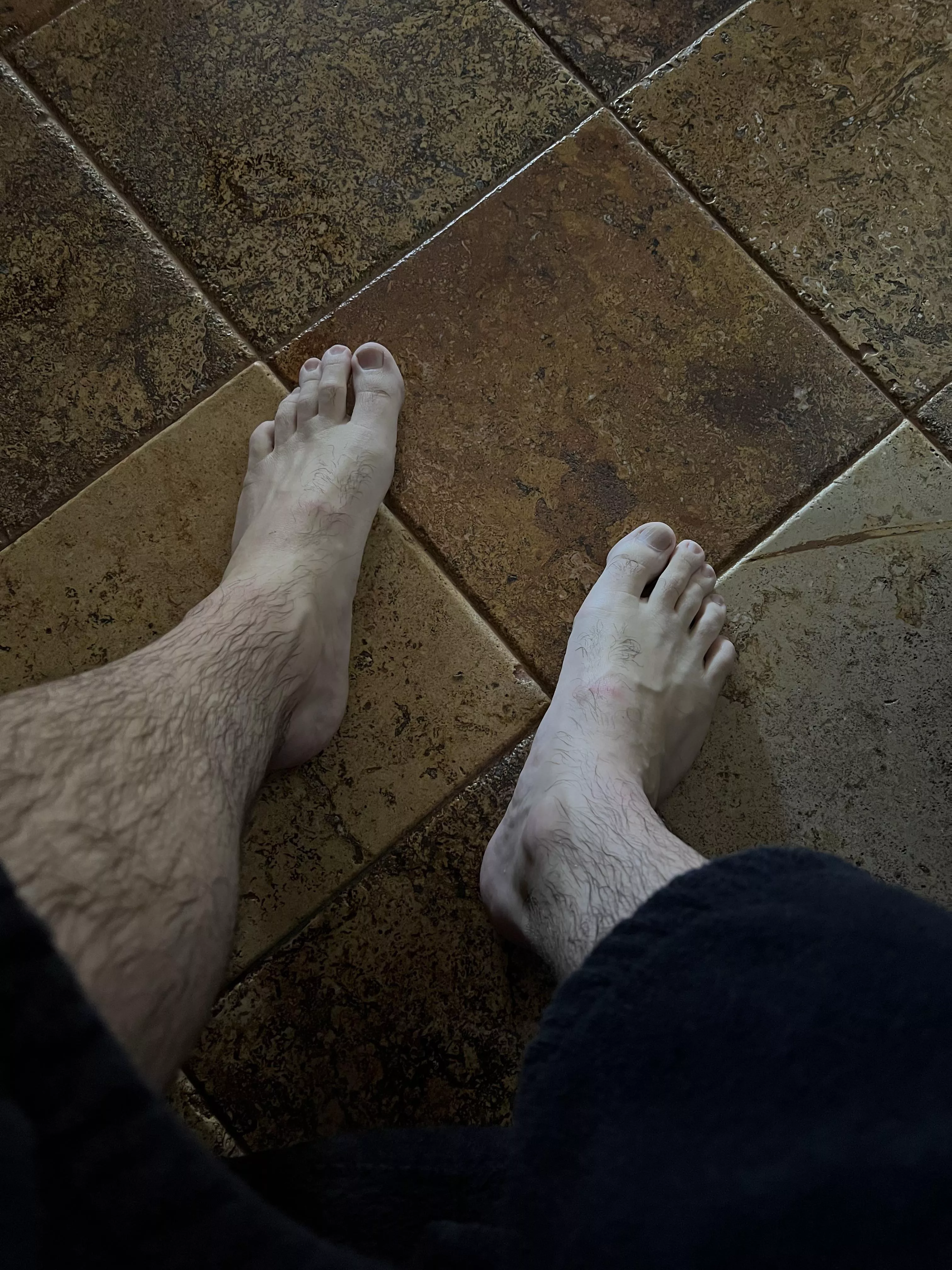 Any str8 dudes want to fuck me while licking my feet?