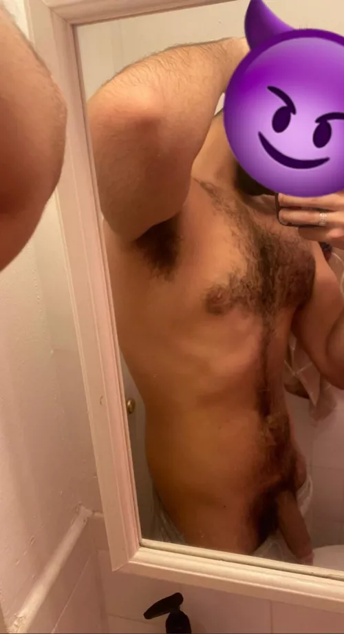 Any submissive boy down to worship a hairy arab?