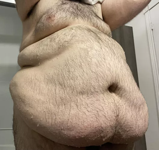 Any woman want to chat? I have a bellybutton fetish and i am a bit interested into belly punches...