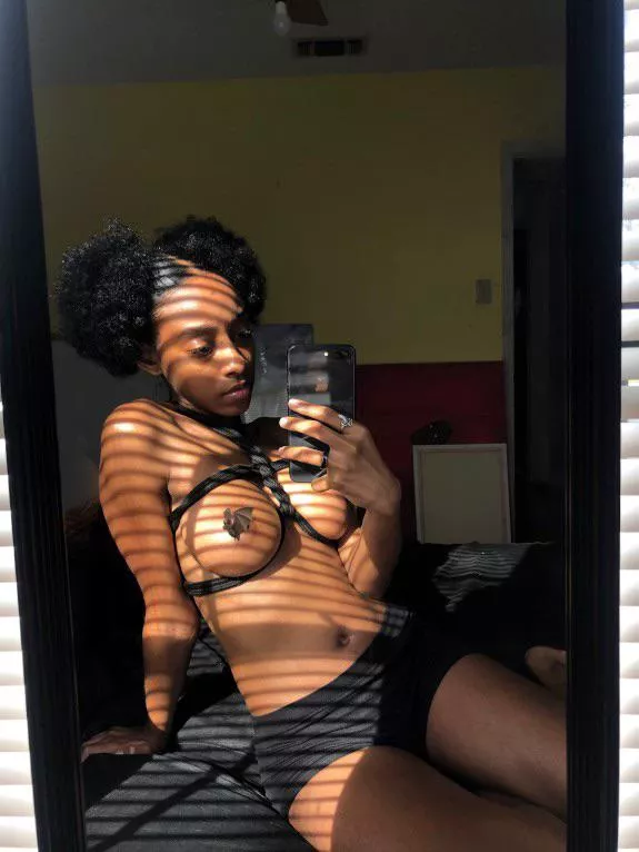 anybody into bondage 😏