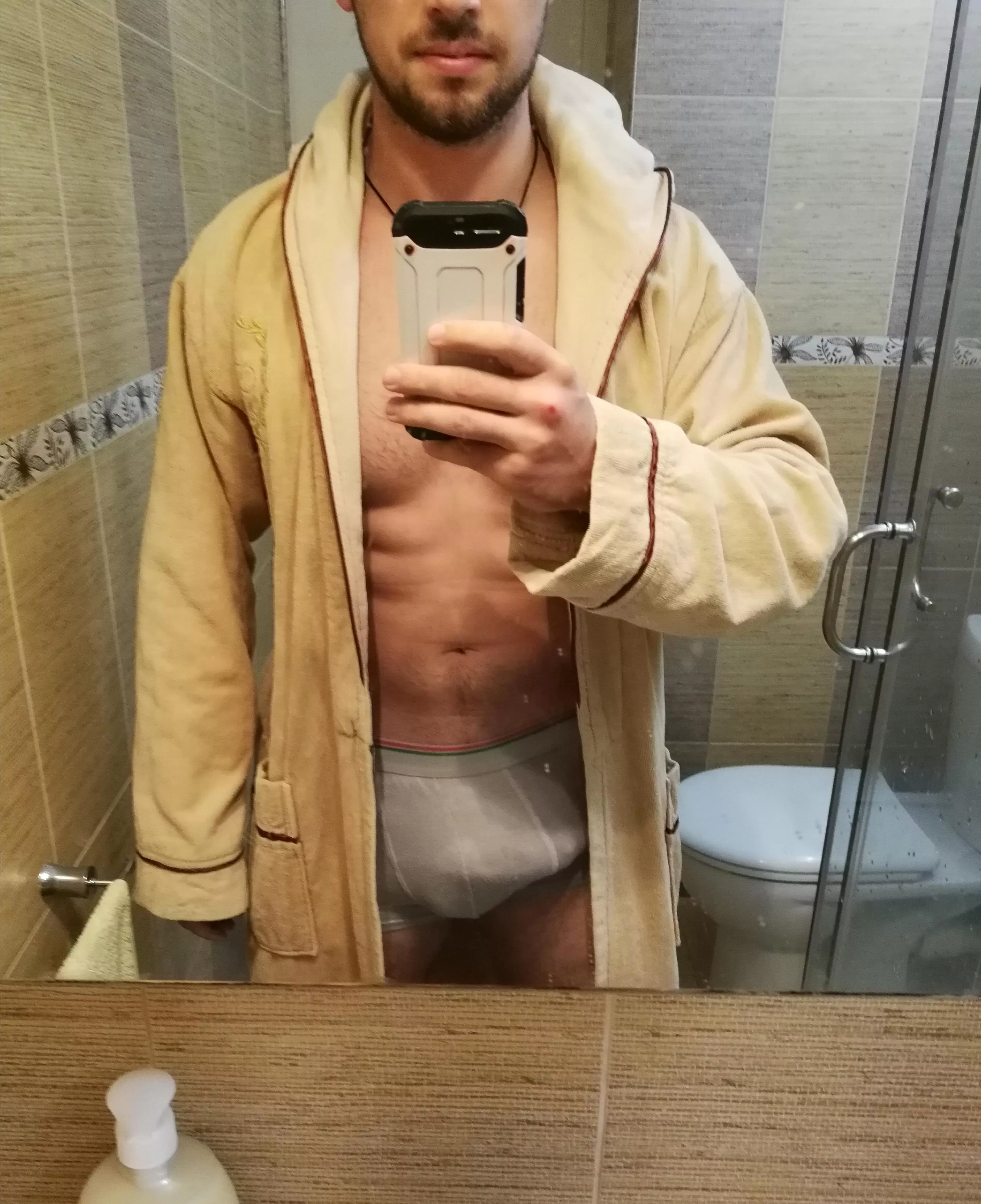 Anybody wanna hop in the shower with me 😋?