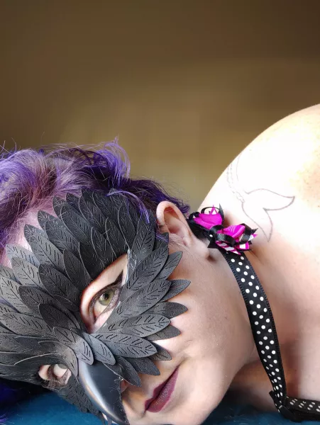 Anyone brave enough to collar this pretty bird? I bite 😈