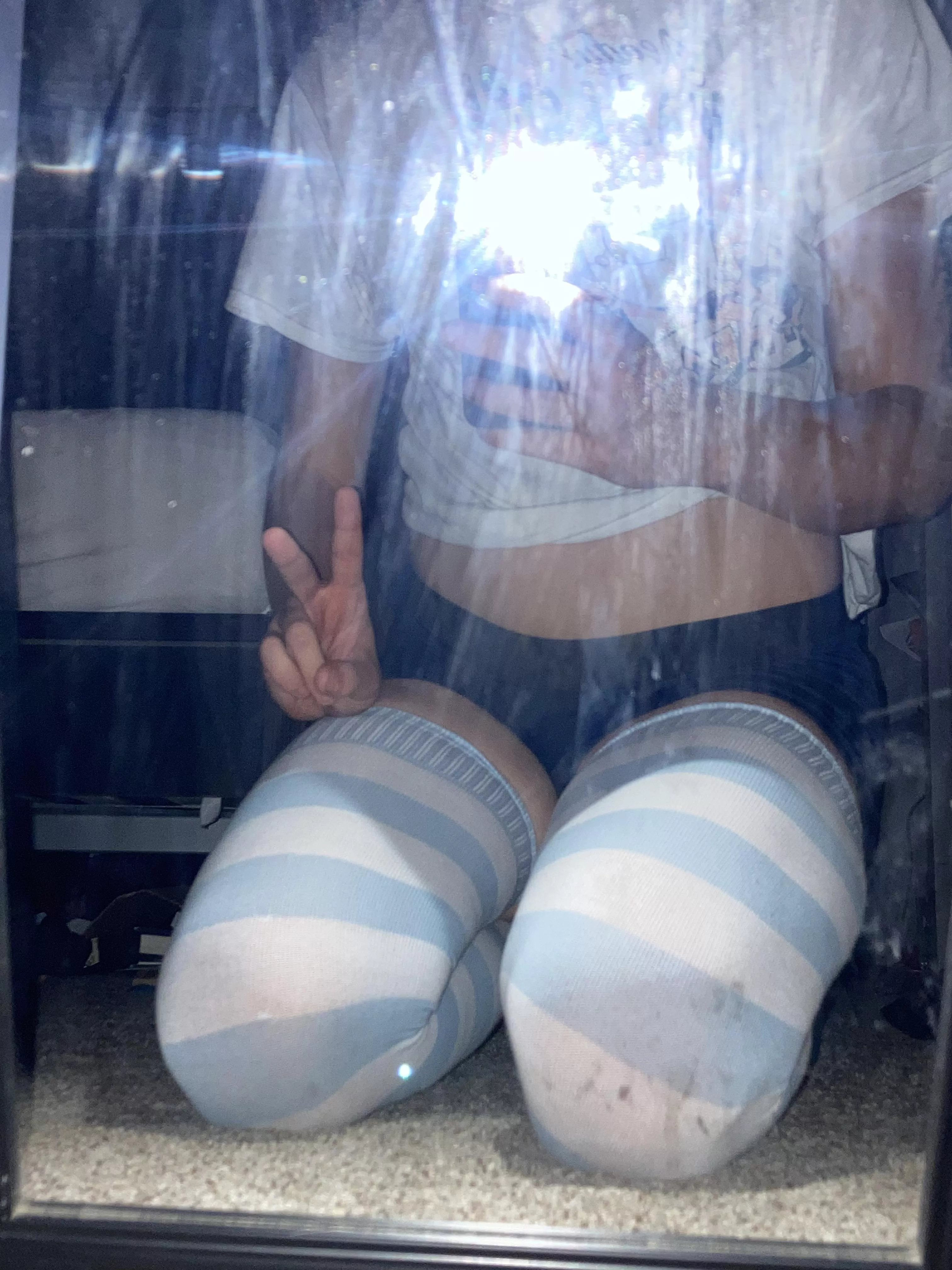 Anyone down to cuddle 🥺 dont mind dirty mirror heh