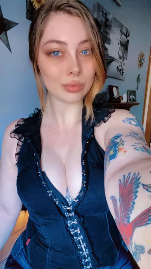 Anyone else enjoy breaking out the 2000’s TRIPP clothes every once in a while? 😝😈