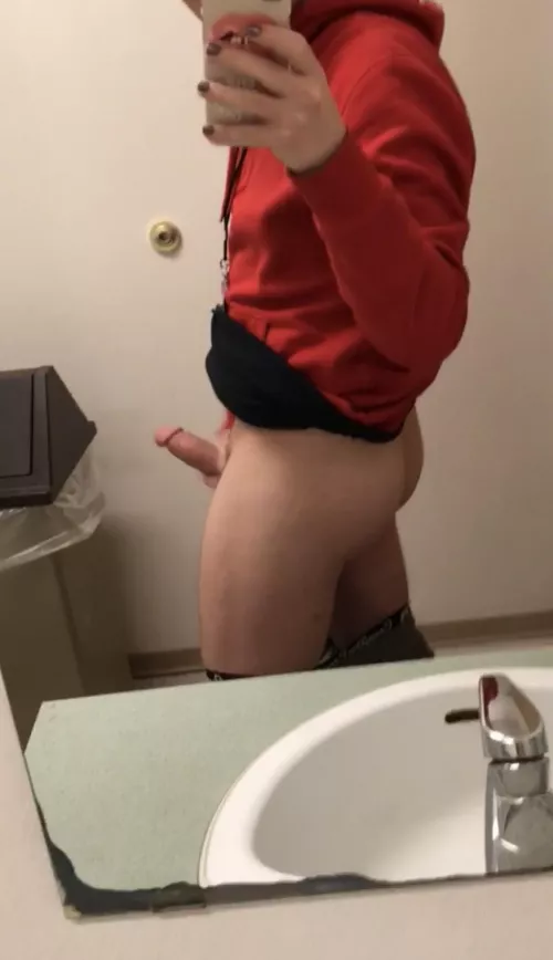 Anyone else get super horny at work? What would you do if you walked in on this? 😉 best answer, we’ll make it happen 😘