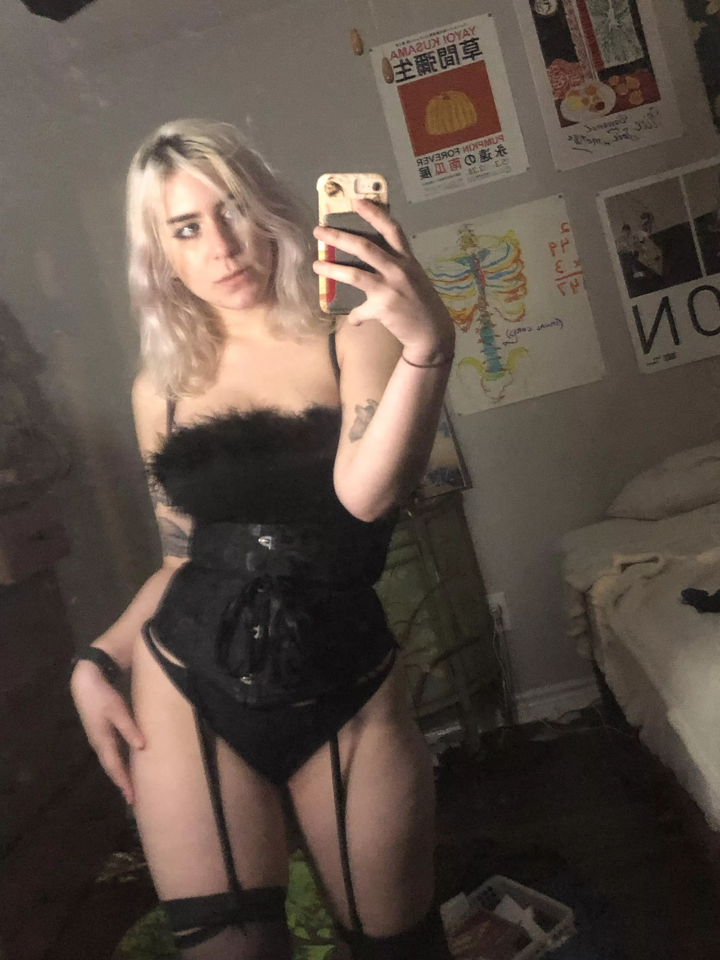 anyone else love getting dressed up to go absolutely nowhere? 🖤