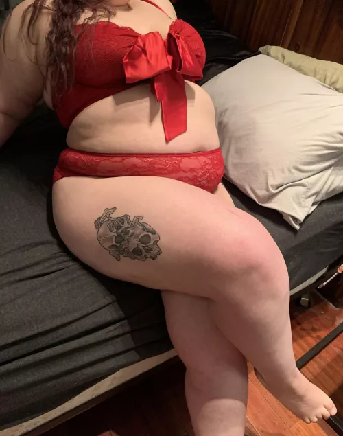 Anyone here need a valentine thatβs curvy and bi with thick thighs? π