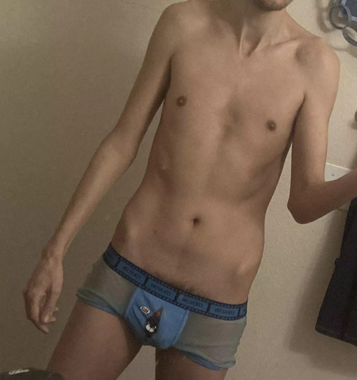 Anyone into tall/skinny twinks. DM’s always open to all big men.