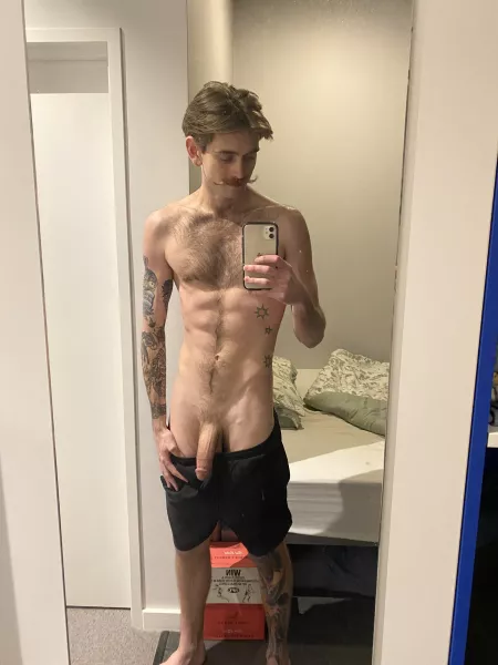 Anyone joining me for post workout shower? 🤔