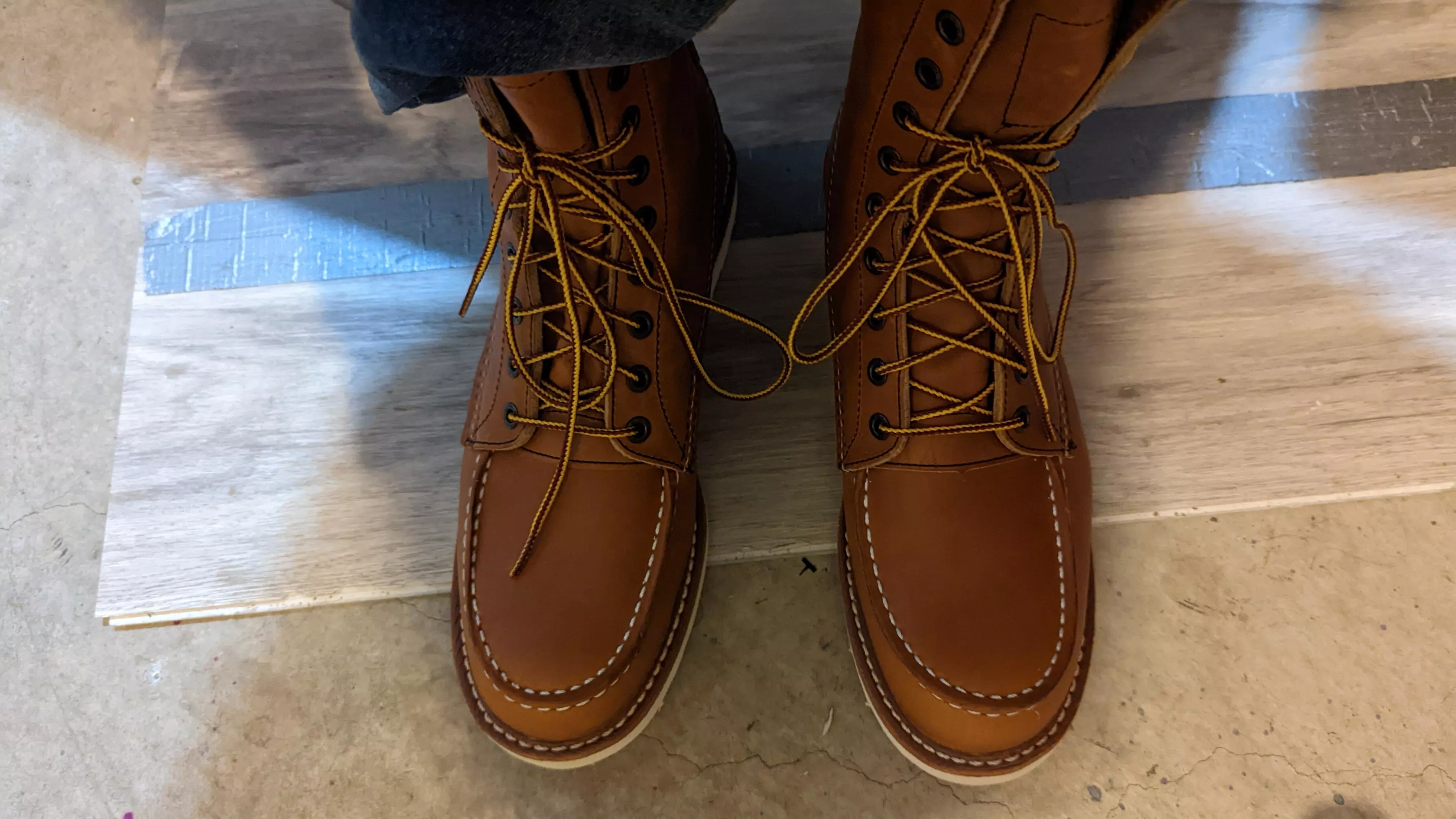 anyone know why only one boot will lace up nicely without folds? no matter how i try, the right one will crease.. (does this even matter? im worried about pinch points)