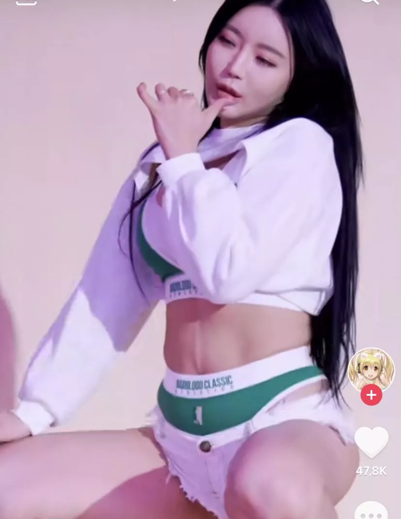 Anyone knows her name?