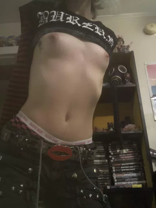 anyone like pale metal head chicks?