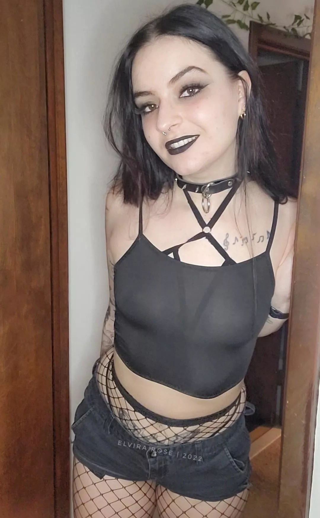 anyone looking for a petite goth gf?🖤